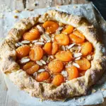 Aprikosen-Galette mit Mandelpl&auml;ttchen