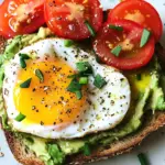 Avocado Toast mit Ei und Tomaten