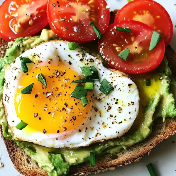 Avocado Toast mit Ei und Tomaten