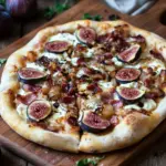 Feigen-Bacon-Pizza mit karamellisierten Zwiebeln und Balsamico