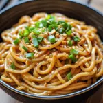 Chinesische Nudeln mit Erdnusssauce