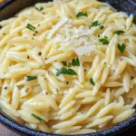 Cremige Orzo-Nudeln mit Knoblauch und Parmesan