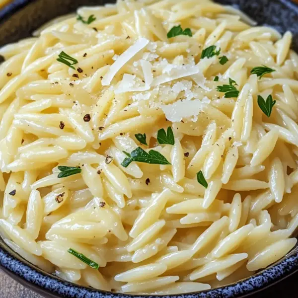 Cremige Orzo-Nudeln mit Knoblauch und Parmesan